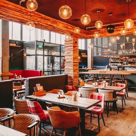 Tische und Stühle in unserem Restaurant sorgen in Kombination mit der richtigen Beleuchtung für das perfekte Ambiente