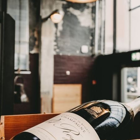 Nahaufnahme einer Flasche Champagner, schön präsentiert in einer Holzkiste