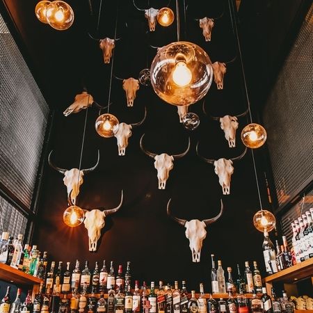 Unsere Bar bietet mit der richtigen Deko genug Charm für einen angenehmen Aufenthalt