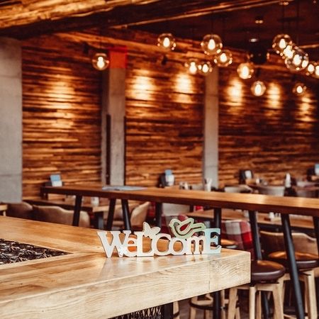 Ein Willkommensschild auf der Theke in unserem Restaurant