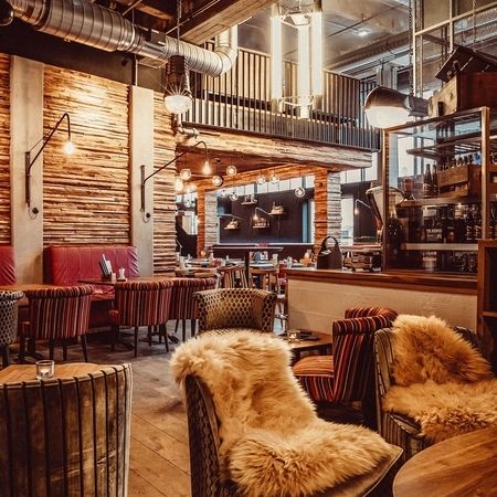 Unsere Sitzflächen im Restaurant sind mit Fellen ausgestattet