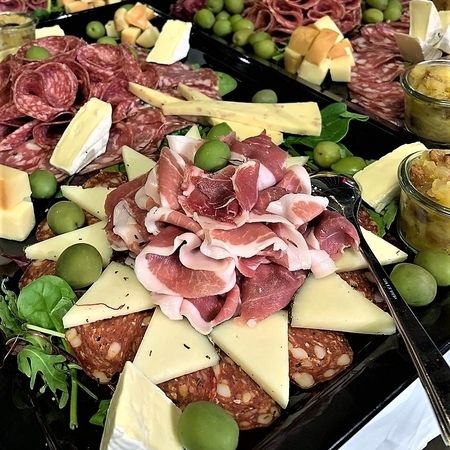 Ansprechend angerichteter Vorspeisenteller mit Schinken, Käse und Salami