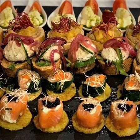 Schön garnierte Sushi-Häppchen auf einem Schiefertablet