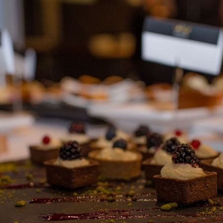 Eine Auswahl an klein portionierten Dessert-Törtchen