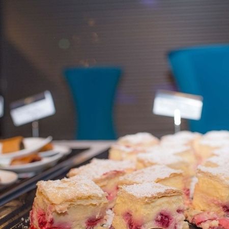 Eine Auswahl an klein portionierten Dessert-Törtchen