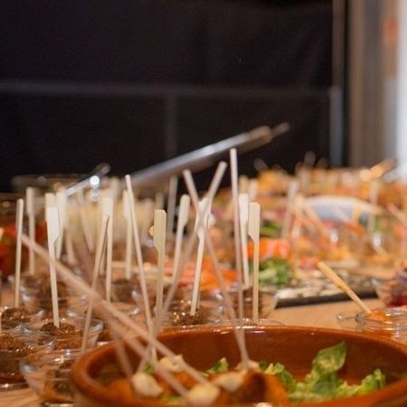 Eine Reiche Bandbreite an Fingerfood auf einem Tisch